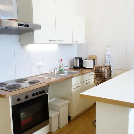Apartment Cosy Nearby Station Neustadt In It-district